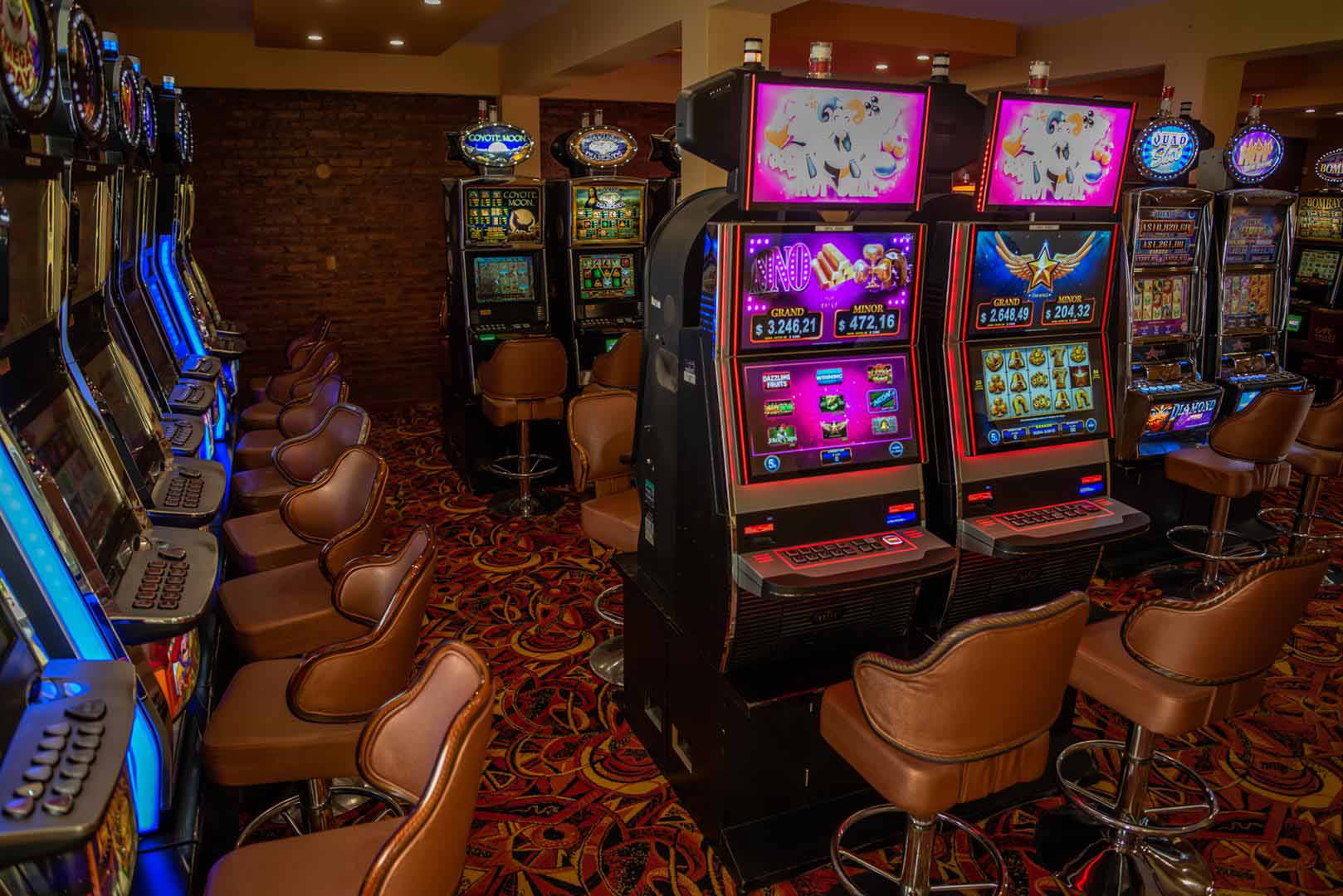 Interior de la sala de Casino Maverick en Piedra del Águila
