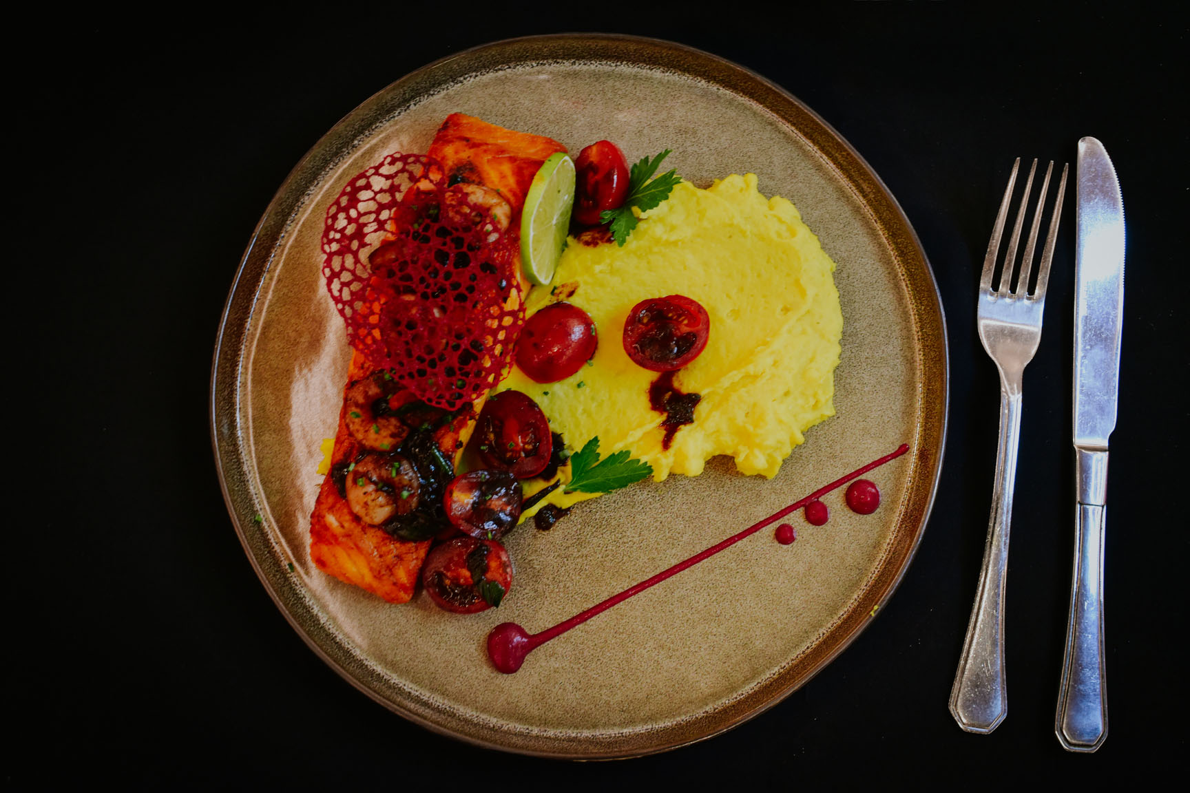 Interior de la sala de Casino Maverick en Piedra del Águila
